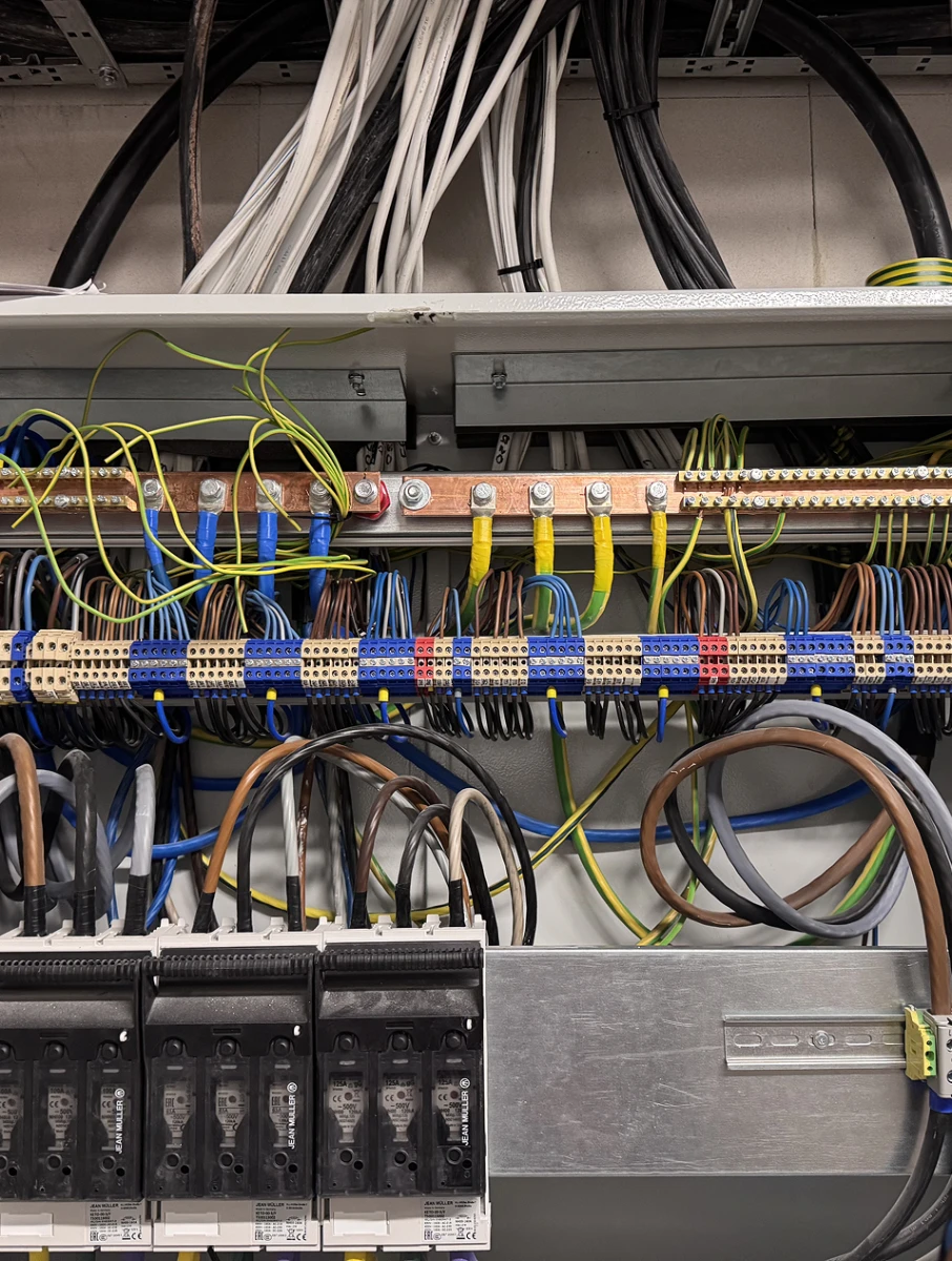 Panel rozdzielczy z przewodami, zaciskami i wyłącznikami w rozdzielni elektrycznej