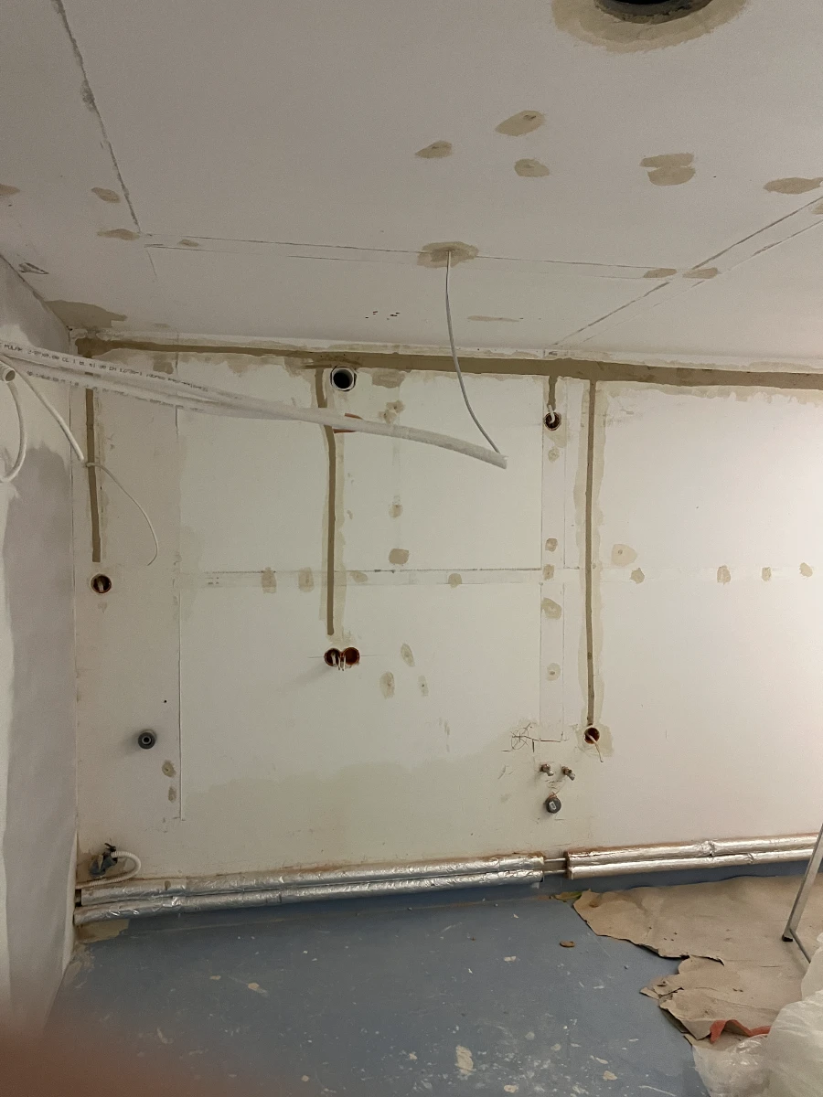 Prowadzenie przewodów elektrycznych z puszek w ścianie i suficie przygotowujące instalacje elektryczne