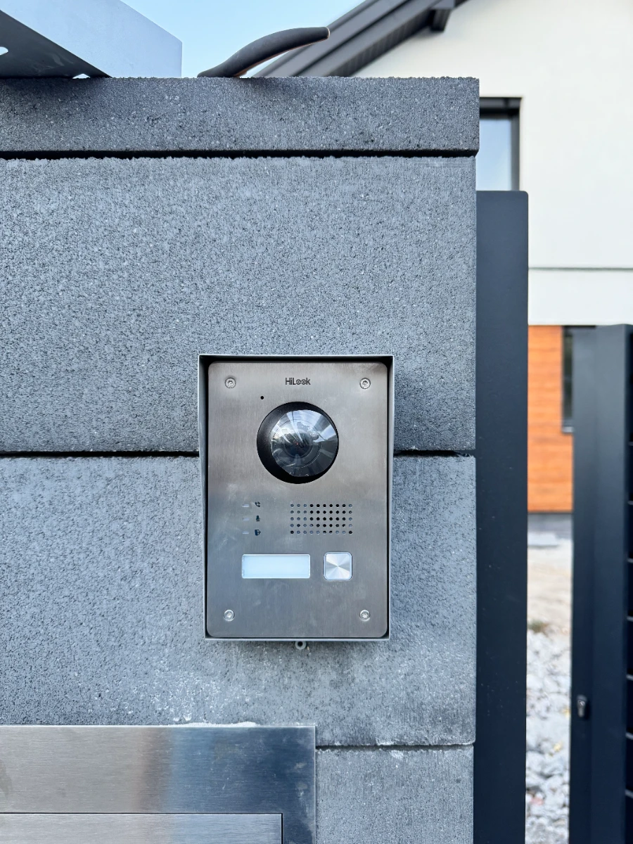 Zestaw domofonowy z kamerą i głośnikiem zamontowany w betonowej ścianie, Domofony